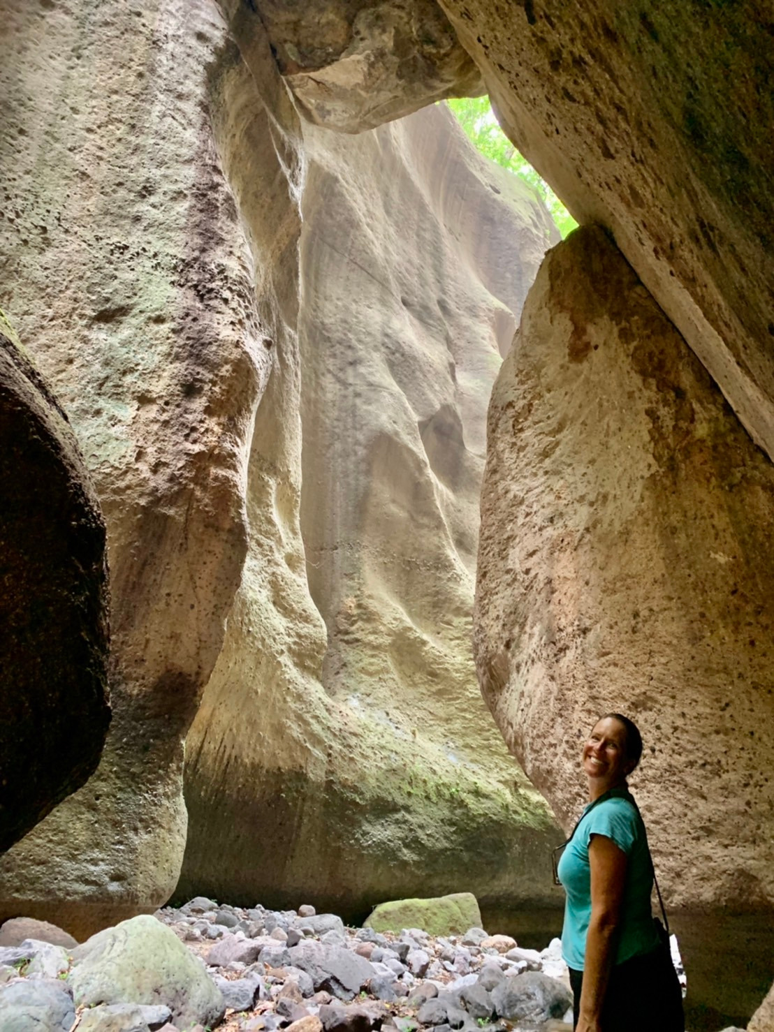 There are three alleys from where to admire the natural environment surrounding the river; the caves that are home to parakeets, and the magnificent shapes of the natural pathways.