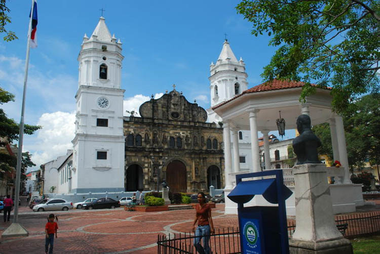 Plaza de la Independencia and Catedral Metropolitana 